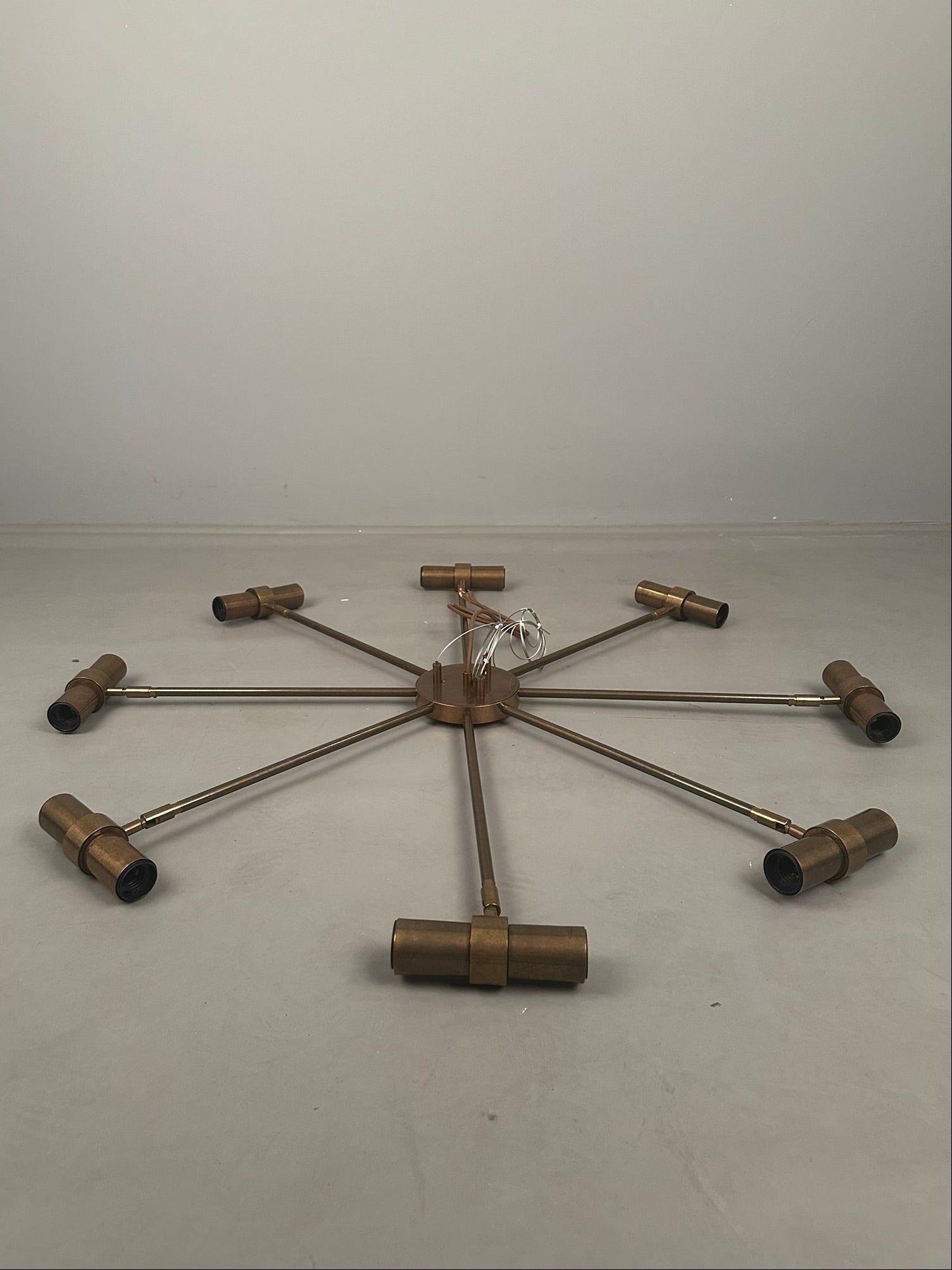 Kendu Modern Brass Adjustable Eight-Arm Chandelier 104cm IP20 - Subtle Wear